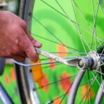 Atelier de réparation de vélos par Varsauvons la Planète